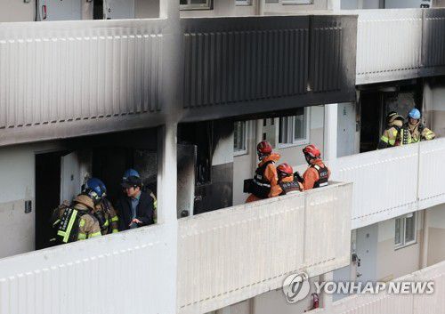 관악구 봉천동 아파트서 화재(서울=연합뉴스) 이진욱 기자 = 21일 서울 관악구 봉천동 한 아파트에서 화재가 발생, 진화 후 소방대원과 경찰이 화재 현장을 살펴보고 있다. 2025.4.21 cityboy@yna.co.kr