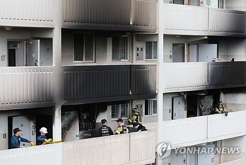 관악구 봉천동 아파트 화재(서울=연합뉴스) 이진욱 기자 = 21일 서울 관악구 봉천동 한 아파트에서 화재가 발생, 과학수사대원, 소방대원, 경찰이 현장을 살펴보고 있다. 2025.4.21 cityboy@yna.co.kr