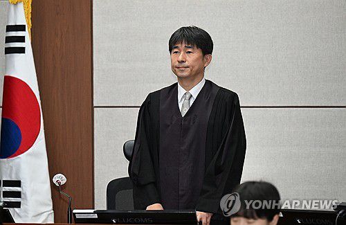 인사하는 지귀연 부장판사(서울=연합뉴스) 지귀연 부장판사가 21일 서울 서초동 서울중앙지법에서 열린 윤석열 전 대통령 내란 우두머리 혐의 형사재판 2차 공판에서 인사하고 있다. 2025.4.21 [사진공동취재단] photo@yna.co.kr