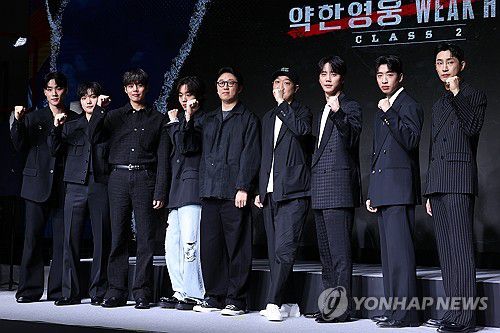 넷플릭스 '약한영웅 Class 2' 제작발표회(서울=연합뉴스) 류효림 기자 = 배우 이민재(왼쪽부터), 최민영, 려운, 박지훈, 유수민 감독, 한준희 크리에이터, 이준영, 유수빈, 배나라가 21일 서울 마포구 호텔 나루 엠갤러리에서 열린 넷플릭스 '약한영웅 Class 2' 제작발표회에서 포즈를 취하고 있다. 2025.4.21 ryousanta@yna.co.kr