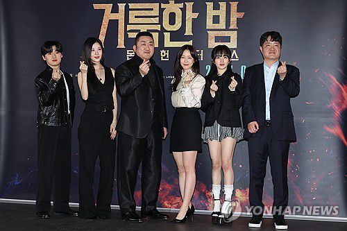 영화 '거룩한 밤 데몬헌터스' 시사회(서울=연합뉴스) 류효림 기자 = 배우 이다윗(왼쪽부터), 서현, 마동석, 경수진, 정지소, 임대희 감독이 21일 서울 송파구 롯데시네마 월드타워점에서 열린 영화 '거룩한 밤 데몬 헌터스' 시사회 및 기자간담회에서 포즈를 취하고 있다. 2025.4.21 ryousanta@yna.co.kr