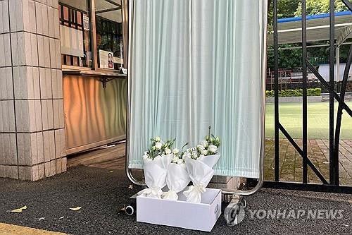 작년 9월 중국 선전 일본인학교에 놓인 꽃  (선전 로이터=연합뉴스) 중국 광둥성 선전에서 괴한이 휘두른 흉기에 찔려 일본인 초등학생이 숨진 작년 9월 19일 선전 일본인학교 외부에 놓인 꽃다발.