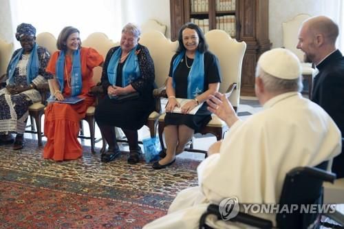 2022년 10월 바티칸시국에서 가톨릭 여성단체 구성원들과 담소하고 있는 프란치스코 교황 [EPA 연합뉴스 자료사진]