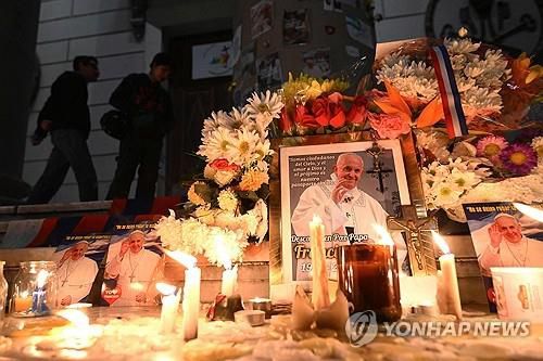아르헨티나 부에노스아이레스 대성당 앞에 놓인 교황이 사진과 촛불들[AFP 연합뉴스 자료사진. 재판매 및 DB 금지]