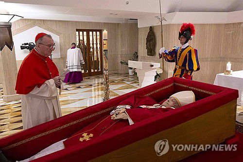 관에 안치된 프란치스코 교황[AFP/교황청 연합뉴스. 재판매 및 DB 금지]