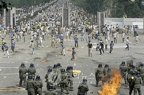 1988년 8월 전대협(전국대학생대표자협의회) 시위전대협이 1988년 8월15일 연세대에서 8.15 남북학생회담 출정 강행을 위해 교문 밖으로 진출하기 위해 시위를 벌이고 있다. [연합뉴스 사진]