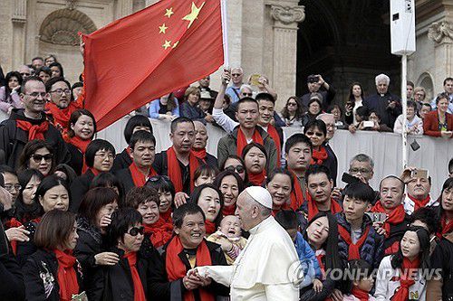 중국 가톨릭 신자들과 만난 프란치스코 교황2018년 4월 성베드로 광장에서 중국에서 온 신자들과 만나 인사를 나누는 프란치스코 교황 [AP 연합뉴스 자료사진]