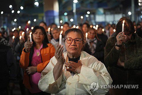 프란치스코 교황의 선종을 애도하는 아르헨티나 여성들(부에노스 아이레스 AP=연합뉴스) 21일(현지시간) 아르헨티나 부에노스 아이레스의 카를로스 무히카 지역에서 촛불을 든 채 프란치스코 교황의 선종을 애도하는 여성 신자들. 2025.4.21