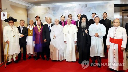 12개 종단 지도자들과 만난 프란치스코 교황(서울 사진공동취재단=연합뉴스) 프란치스코 교황이 2014년 8월 18일 서울 명동 명동성당 내 꼬스트홀에서 국내 12개 종단 지도자들과 만난 뒤 기념 촬영을 하고 있다. [연합뉴스 자료사진]