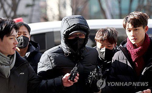 말없이 법정 향하는 전성배 씨(서울=연합뉴스) 류영석 기자 = 2018년 지방선거 당시 공천을 받게 해주겠다며 거액을 수수한 혐의를 받는 무속인 '건진법사' 전성배씨가 9일 오후 서울 양천구 서울남부지방법원에서 열린 구속 전 피의자 심문(영장실질심사)에 출석하고 있다. 2025.1.9 ondol@yna.co.kr