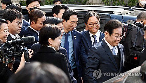 이재명 대표, '2심 무죄'(서울=연합뉴스) 더불어민주당 이재명 대표가 26일 서울 서초구 서울고등법원에서 열린 공직선거법 위반 항소심에서 무죄를 선고받은 뒤 법정을 나서고 있다. 2025.3.26 [사진공동취재단] photo@yna.co.kr