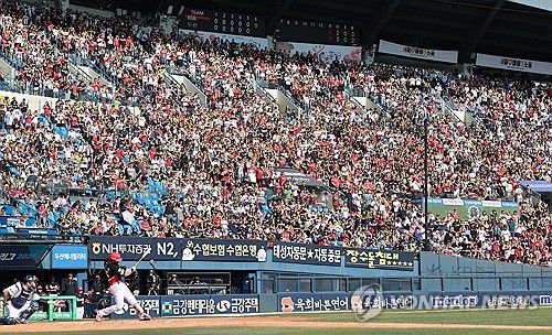 뜨거운 야구 열기(서울=연합뉴스) 김인철 기자 = 20일 서울 잠실야구장에서 열린 2025 프로야구 KBO리그 KIA 타이거즈와 두산 베어스의 경기에서 관중들이 응원을 하며 경기를 지켜보고 있다. 2025.4.20 yatoya@yna.co.kr