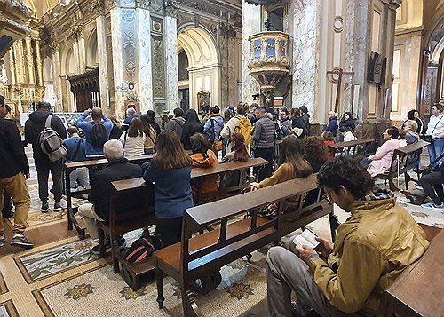 부에노스아이레스 대성당 찾은 시민들(부에노스아이레스=연합뉴스) 김선정 통신원 = 부에노스아이레스 시민들이 21일(현지시간) 대성당에 준비된 부의록을 작성하기 위해 줄을 서고 있다. 2025.4.22 sunniek8@yna.co.kr