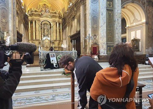 부의록을 작성하는 부에노스아이레스 시민들(부에노스아이레스=연합뉴스) 김선정 통신원 = 21일(현지시간) 부에노스아이레스 대성당 안에 마련된 부의록 작성을 위해 시민들이 줄을 서고 있다. 2025.4.22 sunniek8@yna.co.kr