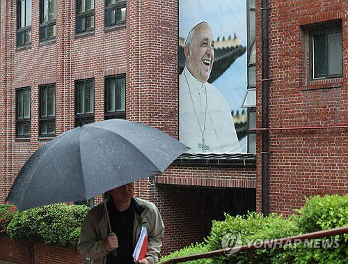 프란치스코 교황 선종(서울=연합뉴스) 서명곤 기자 =  22일 서울 중구 명동대성당 영성센터 건물 외벽에 프란치스코 교황의 사진이 걸려있다. 서울대교구 주교단은 이날 오후 주교좌 명동대성당 지하성당에 프란치스코 교황 빈소를 마련한다고 밝혔다. 염수정 추기경, 정순택 대주교, 구요비 주교, 이경상 주교를 비롯한 주교단 조문 이후 오후 3시부터 일반인들도 조문할 수 있다. 2025.4.22 seephoto@yna.co.kr