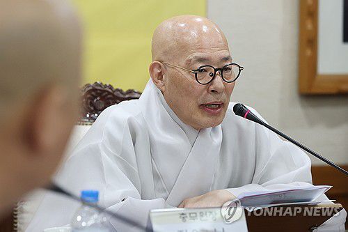 기자간담회하는 진우스님(서울=연합뉴스) 강민지 기자 = 조계종 총무원장 진우스님이 22일 서울 종로구 한국불교역사문화기념관에서 부처님오신날 기자간담회를 하고 있다. 2025.4.22 mjkang@yna.co.kr