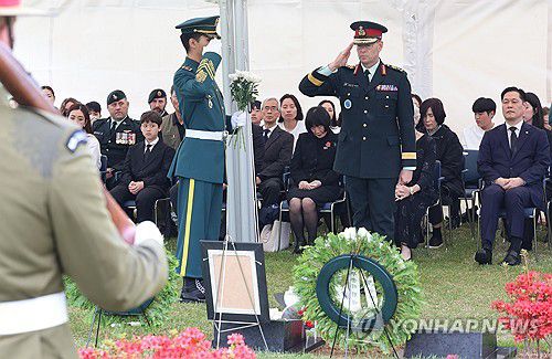 캐나다 참전용사 유엔기념공원 안장식(부산=연합뉴스) 강선배 기자 = 22일 부산 남구 유엔기념공원 참전용사 묘역에서 한국전쟁 캐나다 참전용사 고(故) 윌리엄 크라이슬러 씨의 유해 안장식이 진행되고 있다. 2025.4.22 sbkang@yna.co.kr