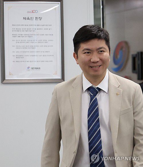 이사회 입장하는 유승민 대한체육회장(서울=연합뉴스) 이진욱 기자 = 유승민 대한체육회장이 22일 서울 송파구 올림픽회관에서 열린 제2차 대한체육회 이사회에 입장하고 있다. 2025.4.22 cityboy@yna.co.kr