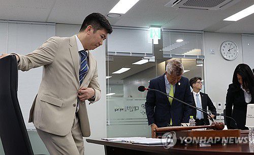 이사회 참석한 유승민 대한체육회장(서울=연합뉴스) 이진욱 기자 = 22일 서울 송파구 올림픽회관에서 열린 제2차 대한체육회 이사회에서 유승민 대한체육회장이 착석하고 있다. 2025.4.22 cityboy@yna.co.kr