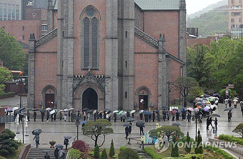 추모 행렬(서울=연합뉴스) 서명곤 기자 = 22일 서울 중구 명동대성당 지하성당에 마련된 프란치스코 교황 분향소를 찾은 추모객들이 줄을 서고 있다．2025.4.22 seephoto@yna.co.kr