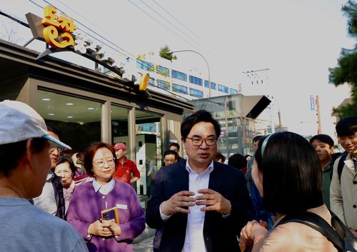 지난 11일 동작구 중고거래 스마트쉼터를 방문한 박일하 구청장[동작구 제공. 재판매 및 DB 금지]