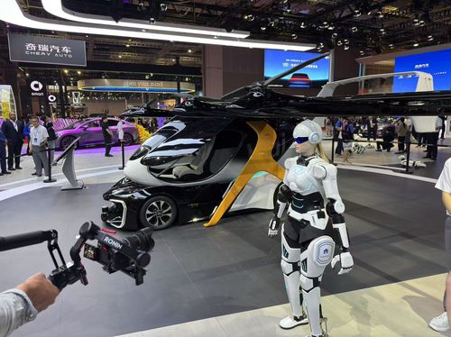 중국 체리자동차 부스에 있는 휴머노이드 로봇[촬영 정성조]