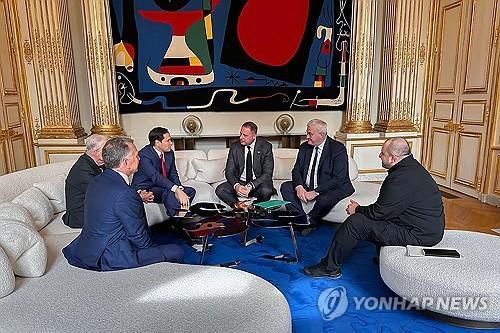 17일(현지시간) 파리 엘리제궁에서 회담중인 미-우크라 고위급 인사들.[AFP 연합뉴스 자료사진. 재판매 및 DB 금지]