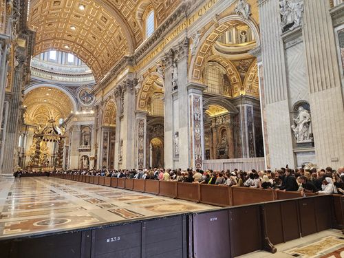 교황 조문 인파(바티칸=연합뉴스) 신창용 특파원 = 프란치스코 교황이 선종한 지 사흘째인 23일(현지시간) 바티칸 성 베드로 대성전에서 일반인 조문이 시작됐다. 2025.04.23 changyong@yna.co.kr
