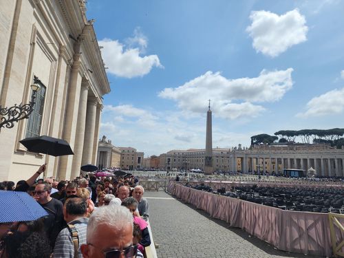 교황과 마지막 인사하기 위해 몰려든 사람들(바티칸=연합뉴스) 신창용 특파원 = 프란치스코 교황이 선종한 지 사흘째인 23일(현지시간) 바티칸 성 베드로 대성전에서 일반인 조문이 시작됐다. 2025.04.23 changyong@yna.co.kr