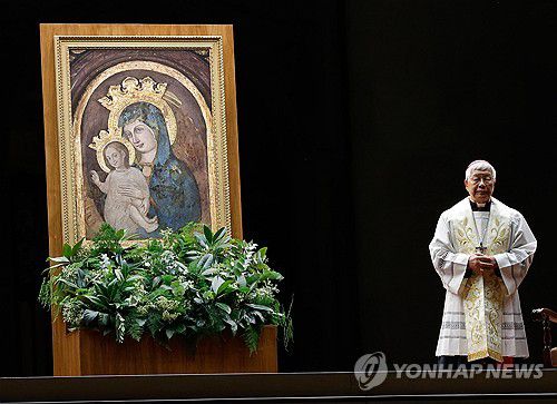 교황 쾌유 묵주 기도회 주례하는 유흥식 추기경2025년 3월7일(현지시간) 바티칸 성 베드로 광장에서 교황청 성직자부 장관인 유흥식 추기경이 프란치스코 교황의 건강 회복을 위한 묵주 기도회를 주례하고 있다. [EPA 연합뉴스 자료사진. 재판매 및 DB 금지]