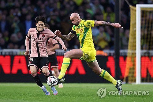 PSG 이강인(왼쪽)이 낭트와 경기에서 상대를 마크하는 모습.[로이터=연합뉴스]