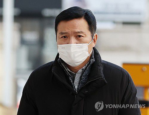 김태우 전 강서구청장(서울=연합뉴스) 임헌정 기자 = 지난해 재보궐선거 당시의 공직선거법 위반 혐의로 재판에 넘겨진 김태우 전 강서구청장이 19일 오후 서울 양천구 서울남부지법에서 열린 1심 선고 공판에 출석하며 법정으로 향하고 있다. 2024.12.19 kane@yna.co.kr