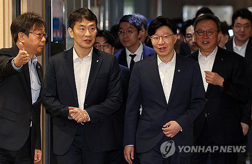 금융권 비대면 계좌개설 안심차단 서비스 간담회(서울=연합뉴스) 황광모 기자 = 이복현 금융감독원장(왼쪽 두 번째부터), 김소영 금융위원회 부위원장, 정상혁 신한은행장이 12일 서울 중구 신한은행 본점에서 열린 금융사기 예방을 위한 금융권 비대면 계좌개설 안심차단 서비스 간담회에 참석하고 있다. 2025.3.12 [공동취재] hkmpooh@yna.co.kr