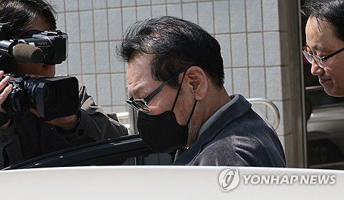 첫 재판 마친 공천헌금 의혹 '건진법사'(서울=연합뉴스) 김인철 기자 = 2018년 지방선거 당시 불법 정치자금을 수수한 혐의로 기소된 무속인 '건진법사' 전성배 씨가 7일 서울 양천구 남부지방법원에서 열린 불법 정치자금 수수 의혹 관련 재판을 마친 뒤 법원 청사를 나와 차량에 탑승하고 있다. 2025.4.7 yatoya@yna.co.kr