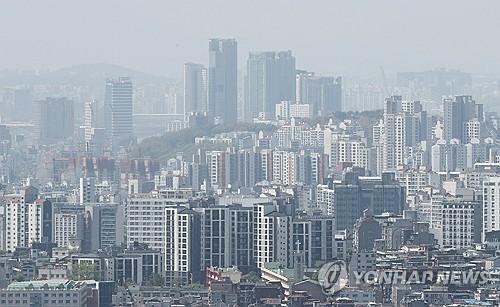 토허제 '한 달 해제'(서울=연합뉴스) 이재희 기자 = 20일 서울 남산에서 바라본 시내 아파트 단지의 모습. 한국부동산원의 전국주택가격 동향 조사에 따르면 강남 토지거래허가구역 해제 기간 동안 강남3구를 중심으로한 아파트값이 급등한 것으로 조사됐다. 이 중 올해 1분기 송파구 아파트값은 전국 시군구 가운데 최고 상승률을 기록했다. 2025.4.20 scape@yna.co.kr