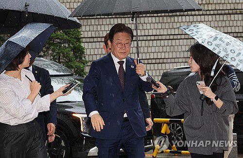 이재명 후보, '대장동 배임·성남FC 뇌물' 공판 출석(서울=연합뉴스) 이진욱 기자 = 더불어민주당 이재명 대선 경선 후보가 22일 서울 서초구 서울중앙지법에서 열린 '대장동 배임·성남FC 뇌물' 1심 속행 공판에 출석하고 있다. 2025.4.22 cityboy@yna.co.kr