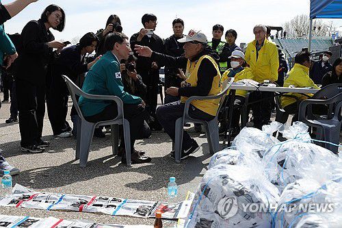 대북전단 살포 논쟁(파주=연합뉴스) 임병식 기자 = 23일 오전 경기도 파주시 임진각에서 김성중 경기도 행정1부지사(왼쪽)이 대북전단 살포를 예고한 최성룡 납북자가족모임 대표와 대화를 나누고 있다. 2025.4.23 andphotodo@yna.co.kr