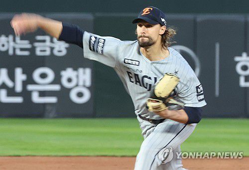 한화 선발투수 와이스 역투(부산=연합뉴스) 강선배 기자 = 23일 부산 사직야구장에서 열린 2025 프로야구 신한 SOL 뱅크 KBO리그 한화 이글스와 롯데 자이언츠의 경기. 1회 말 롯데 공격 한화 선발투수 와이스가 투구하고 있다. 2025.4.23 sbkang@yna.co.kr
