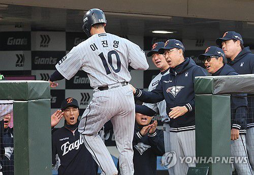 한화 이진영 5득점째(부산=연합뉴스) 강선배 기자 = 23일 부산 사직야구장에서 열린 프로야구 2025 신한 SOL 뱅크 KBO리그 한화 이글스와 롯데 자이언츠의 경기. 한화 이글스 이진영이 1회 초 1사 1,3루 이재원의 우익수 희생플라이 때 득점을 올리고 하이 파이브를 하고 있다. 2025.4.23 sbkang@yna.co.kr
