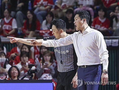 항의하는 전희철 감독(서울=연합뉴스) 황광모 기자 = 23일 서울 송파구 잠실학생체육관에서 열린 2024~2025시즌 프로농구 4강 플레이오프 서울 SK와 수원 kt의 경기. SK의 전희철 감독이 3쿼터 심판 판정에 항의하고 있다. 2025.4.23 hkmpooh@yna.co.kr