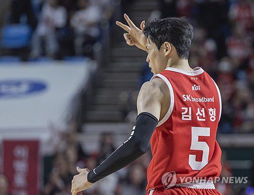 이게 바로 3점!(서울=연합뉴스) 황광모 기자 = 23일 서울 송파구 잠실학생체육관에서 열린 2024~2025시즌 프로농구 4강 플레이오프 서울 SK와 수원 kt의 경기. SK의 김선형이 3점 슛을 성공한 뒤 환호하고 있다.  2025.4.23 hkmpooh@yna.co.kr