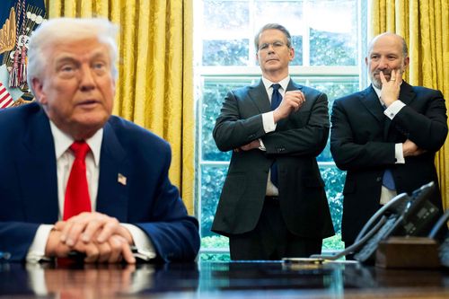 트럼프 대통령을 지켜보는스콧 베선트 재무장관과 하워드 러트닉 상무장관[연합뉴스 자료사진. 재판매 및 DB 금지]