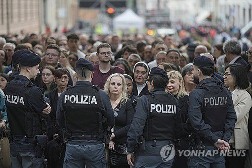바티칸에 몰려든 인파 통제하는 경찰 경비(바티칸시국 AP=연합뉴스) 2025년 4월 23일 바티칸의 성 베드로 광장 앞에 몰려든 인파를 경찰관들이 통제하고 있다. (AP Photo/Markus Schreiber) 2025.4.24.