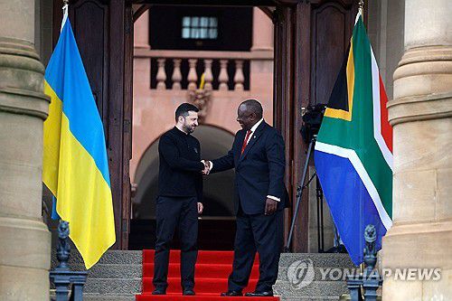 정상회담에 앞서 악수하는 젤렌스키 우크라이나 대통령과 라마포사 남아공 대통령[AFP=연합뉴스]