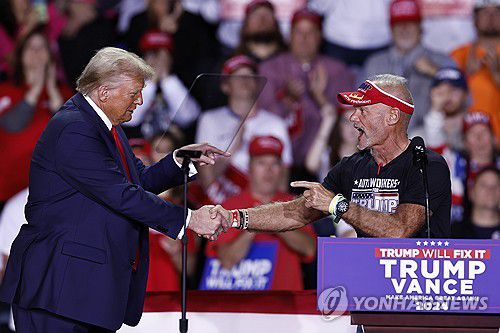 지난해 대선 당시 미시간 유세에서 자동차업계 노동자와 악수하는 도널드 트럼프 미국 대통령[EPA 연합뉴스 자료사진]