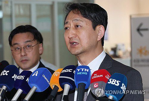 출국 전 인터뷰 하는 안덕근 장관(영종도=연합뉴스) 이정훈 기자 = 안덕근 산업통상자원부 장관이 24일(현지시간) 미국 워싱턴DC에서 열리는 '한미 2+2 통상협의'에 참석하기 위해 23일 인천국제공항을 통해 출국하기에 앞서 인터뷰를 하고 있다. 2025.4.23 uwg806@yna.co.kr