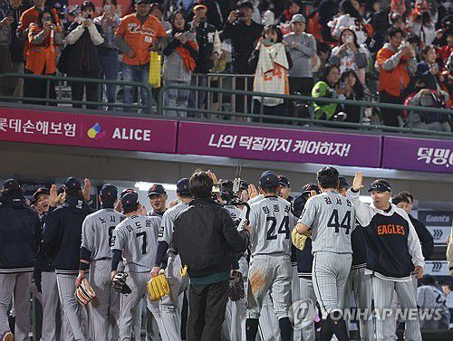 한화 이글스 8연승(부산=연합뉴스) 강선배 기자 = 23일 부산 사직야구장에서 열린 프로야구 2025 신한 SOL 뱅크 KBO리그 한화 이글스와 롯데 자이언츠의 경기. 한화 선수들이 롯데에 6-4로 승리 후 8연승의 기쁨을 나누고 있다. 2025.4.23 sbkang@yna.co.kr
