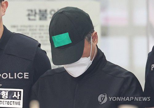 부모·처자식 일가족 5명 살해한 50대 구속송치(용인=연합뉴스) 홍기원 기자 = 부모와 처자식 등 일가족 5명을 살해한 50대 가장 A씨가 24일 경기도 용인동부경찰서 유치장에서 검찰로 송치되고 있다. 경기 용인서부경찰서는 살인 및 존속살해 혐의로 구속한 A씨를 24일 오전 수원지검에 송치했다. 2025.4.24 xanadu@yna.co.kr