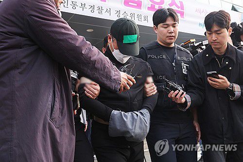 부모·처자식 일가족 5명 살해한 50대 구속송치(용인=연합뉴스) 홍기원 기자 = 부모와 처자식 등 일가족 5명을 살해한 50대 가장 A씨가 24일 경기도 용인동부경찰서 유치장에서 검찰로 송치되고 있다. 경기 용인서부경찰서는 살인 및 존속살해 혐의로 구속한 A씨를 24일 오전 수원지검에 송치했다. 2025.4.24 xanadu@yna.co.kr