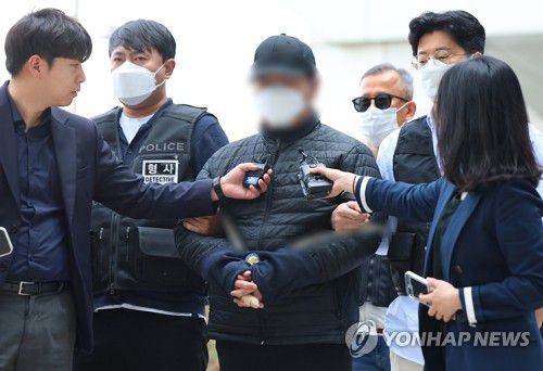 미아동 마트 흉기 난동 피의자 영장심사 출석(서울=연합뉴스) 김도훈 기자 = 서울 미아동 마트에 흉기 난동을 부려 60대 손님을 숨지게 하고, 40대 종업원을 다치게 한 A씨가 24일 구속 전 피의자심문(영장실질심사)을 위해 서울 도봉구 서울북부지법으로 출석하고 있다. 2025.4.24 superdoo82@yna.co.kr